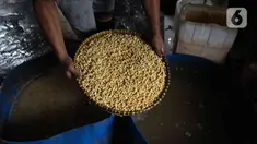 Pengrajin tahu menyelesaikan pembuatan tahu di pabrik kawasan Duren Tiga, Jakarta Selatan, Rabu (7/12/2022). Kenaikan harga kedelai membuat biaya produksi pengrajin tahu tempe ikut membengkak, berkisar 30-40 persen. (Liputan6.com/Herman Zakharia)