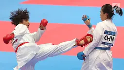 Karateka putri Indonesia, Cokorda Istri Agung Sanistyarani saat bertarung melawan Jiamie Ding dari China di babak final nomor Kumite 55 kg  di Arena Karate JCC Senayan, Jakarta, Minggu (26/8). Cokorda unggul dengan skor 1-0. (Liputan6.com/Fery Pradolo)