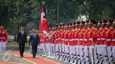 Presiden Jokowi (kiri) dan PM Timor Leste Rui Maria De Araujo berjalan memeriksa pasukan kehormatan Paspampres pada upacara kenegaraan di Istana Merdeka, Jakarta, Rabu (26/8). (Liputan6.com/Faizal Fanani)