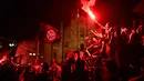 Mereka datang dari berbagai penjuru untuk merayakan keberhasilan tim kesayangan mereka kembali menjadi penguasa Italia. Tampak dalam foto, para pendukung Inter Milan merayakan gelar juara Serie A musim 2025/2026 atau scudetto ke-21 di Piazza Duomo, Milan, Italia, Minggu (3/4/2026) malam waktu setempat atau Senin (4/5/2026) dini hari WIB. (PIERO CRUCIATTI/AFP)