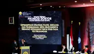 Hasto Kristiyanto dalam sidang terbuka promosi doktor yang berlangsung di Balai Sidang, Universitas Indonesia, Jumat (16/10/2024). (Liputan6.com/Ady Anugrahadi)