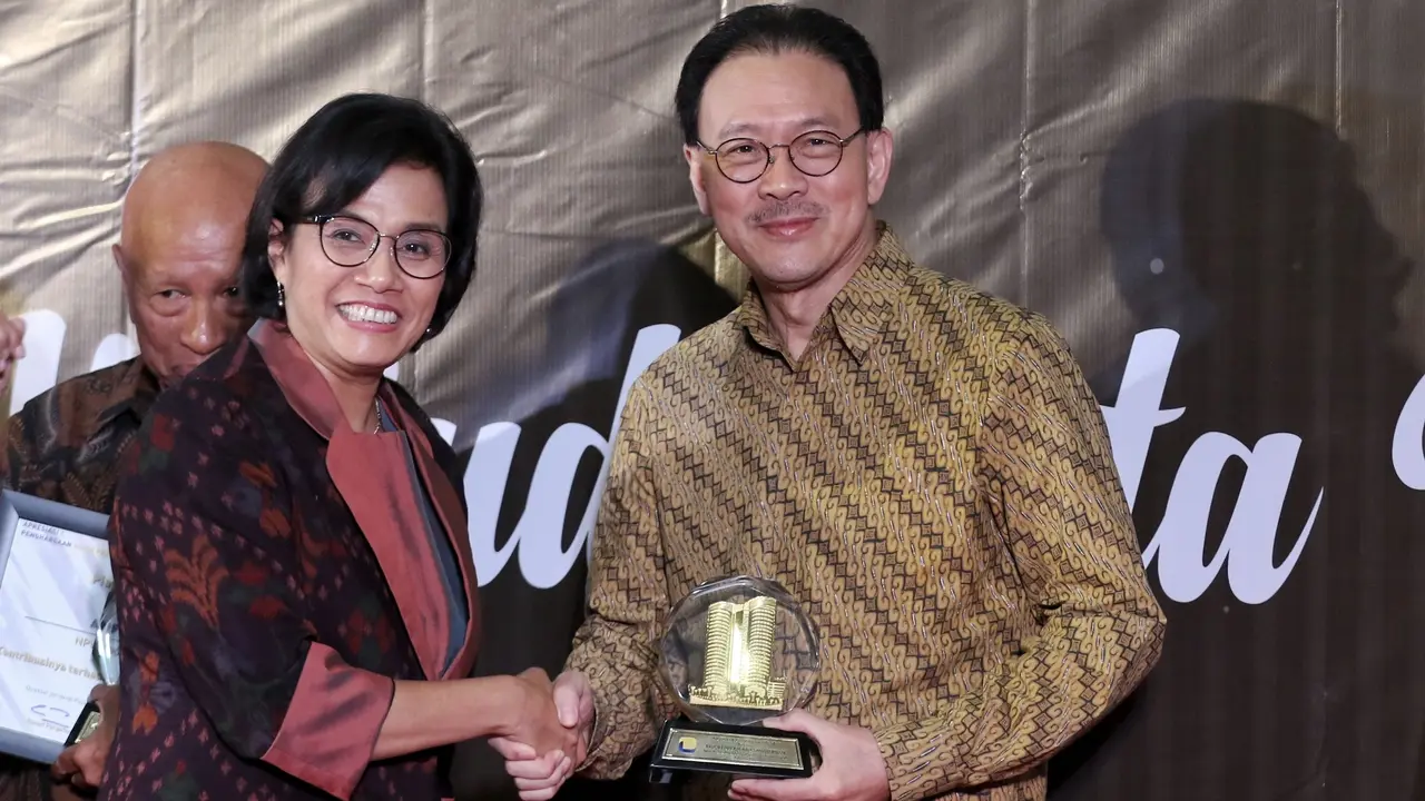 Menteri Keuangan RI Sri Mulyani Indrawati berfoto bersama Founder & Chairman PT Elang Mahkota Teknologi Tbk (Emtek), Eddy Kusnadi Sariaatmadja, di Jakarta,  Rabu (13/3/2019). (Johan Talo/Liputan6.com)