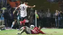 Pemain Bali United, Ganjar Mukti melakukan tackling saat berebut bola dengan pemain Persija Jakarta, Rezaldi Hehanusa pada laga Trofeo Persija di Stadion Utama Gelora Bung Karno, Jakarta, Sabtu (9/4/2016). (Bola.com/Nicklas Hanoatubun)