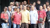 Para pencipta lagu bersama ketua umum KCI Dharma Oratmangun