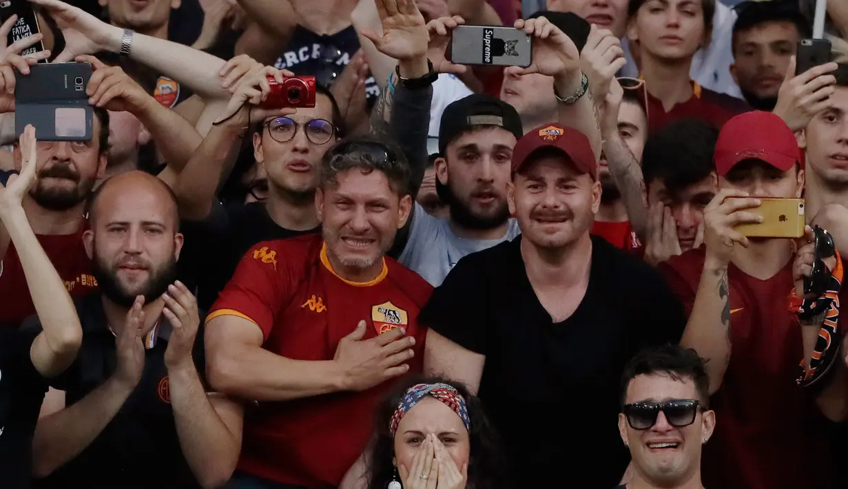 Para suporter menangisi perpisahan Francesco Totti setelah pertandingan Liga Italia Serie A antara AS Roma melawan Genoa di Stadion Olimpico, Minggu (28/5). Totti mengakhiri perjalanan kariernya di sepak bola profesional. (AP Photo/Alessandra Tarantino)