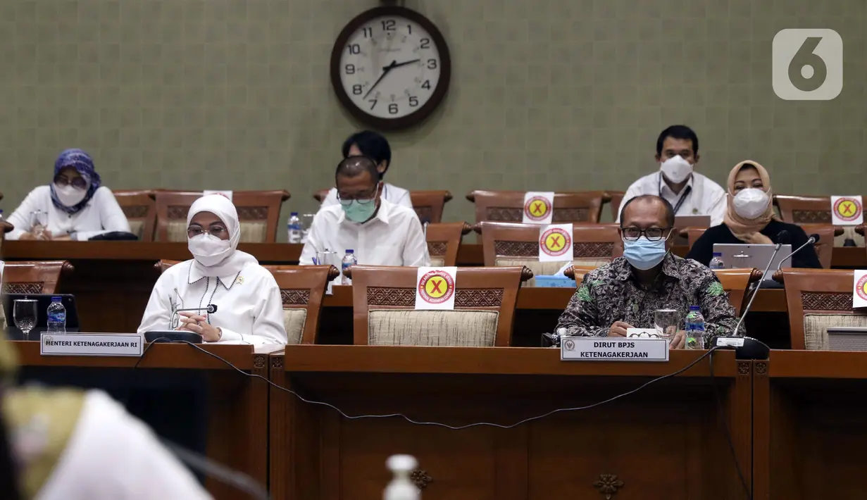 Menteri Ketenagakerjaan Ida Fauziah (kiri) rapat kerja dengan Komisi IX DPR di Kompleks Parlemen, Jakarta, Selasa (9/2/2021). Rapat membahas kesiapan penyelenggaraan program sistem penempatan satu kanal (SPSK) pekerja migran Indonesia (PMI) ke Arab Saudi. (Liputan6.com/Angga Yuniar)