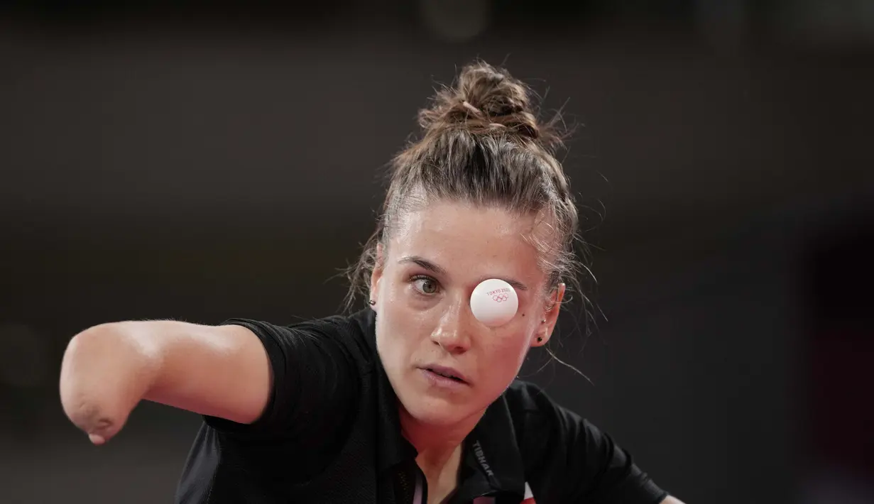 Natalia Partyka asal Polandia bertanding dalam pertandingan putaran pertama tenis meja tunggal putri Olimpiade Tokyo 2020, Sabtu (24/7/2021). (Foto: AP/Kin Cheung)