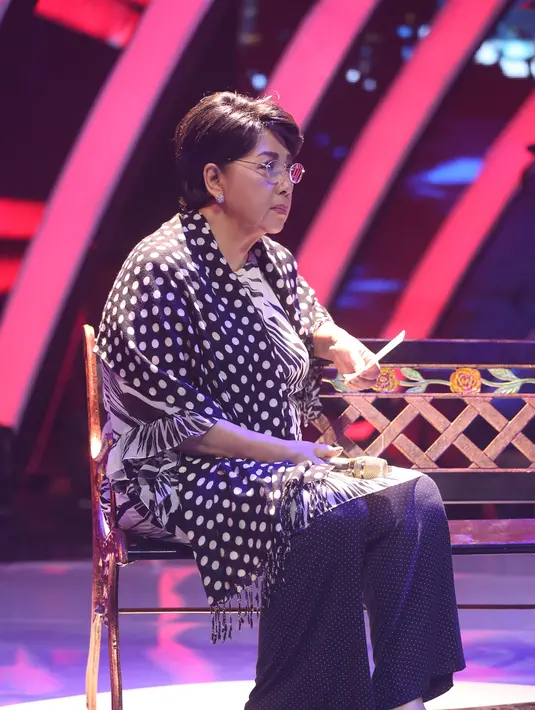 Terlihat, penyanyi yang telah mengeluarkan puluhan album sejak tahun 1963 itu memegang kertas coretan lirik lagu milik Noah. (Andy Masela/Bintang.com)