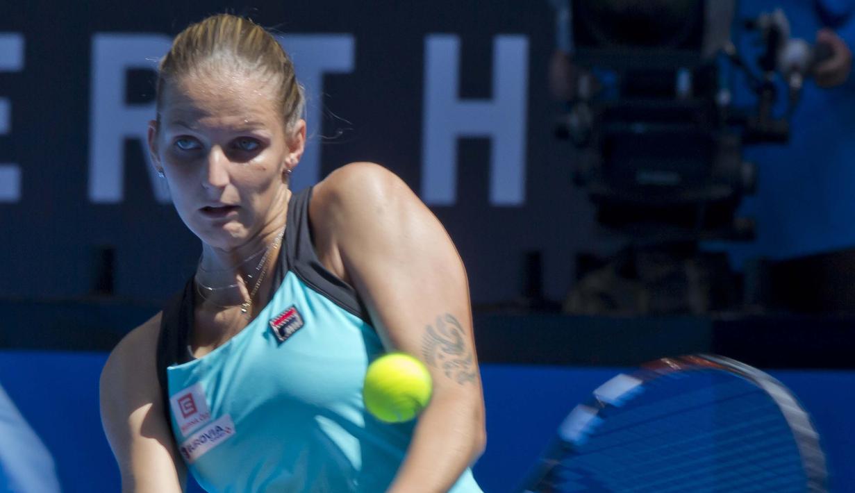Karolina Pliskova dari Republik Cheko mengembalikan servis saat tampil pada Tenis Piala Hopman di Perth, Australia  (7/1/2016). (AFP Photo/Tony Ashby) 