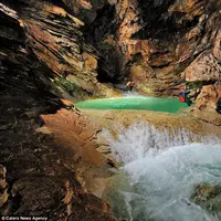 Tak hanya 'city road', Malaysia pun punya suguhan wisata bawah tanah berupa gua yang mengagumkan.
