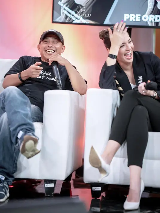 Saat sesi peluncuran, Nia Ramadhani tampil dengan outfit bernuansa monokrom [instagram/ramadhaniabakrie]