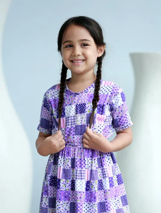 “Lagi kejar kupu-kupu sama kejar belalang,” ujar gadis imut dengan kepang rambut ini. (Deki Prayoga/Bintang.com)