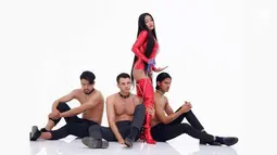 Penyanyi Denada mengenakan baju merah ketat dan sepatu boot berwarna senada. Dalam keterangan foto yang diunggah, Denada menulis "Chain on my wrists (rantai di pergelangan tanganku),". (Instagram/@denadaindonesia)