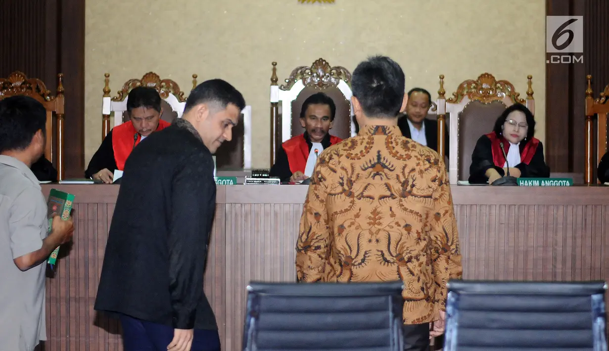 Mantan Bendahara Umum Partai Demokrat M Nazaruddin (ketiga kiri) bersiap menjadi saksi sidang perkara proyek e-KTP di Pengadilan Tipikor, Jakarta, Senin (20/11). Nazaruddin bersaksi untuk terdakwa Andi Narogong. (Liputan6.com/Helmi Fithriansyah)