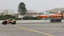 Pereli asal Prancis, Sebastien Loeb meninggalkan pesawat Angkatan Udara Peru (FAP) di Lima, Peru (6/1).  Balapan ini berlangsung menjelang ajang Reli Dakar ke-41. (AP Photo/Ricardo Mazalan)