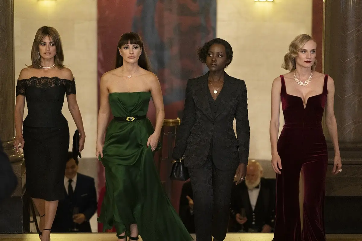 Tampilan Glamor Diane Kruger-Penelope Cruz Pakai Perhiasan Berharga Fantastis di Film The 355