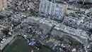 Foto udara menunjukkan kehancuran di pusat kota Hatay, Turki selatan, Selasa (7/2/2023). Setelah gempa utama, Turki juga masih diguncang gempa susulan dengan kekuatan 7,6 dan 6 SR. Ditambah dengan kondisi Turki yang sedang dilanda cuaca ekstrim di tengah musim dingin. (IHA via AP)