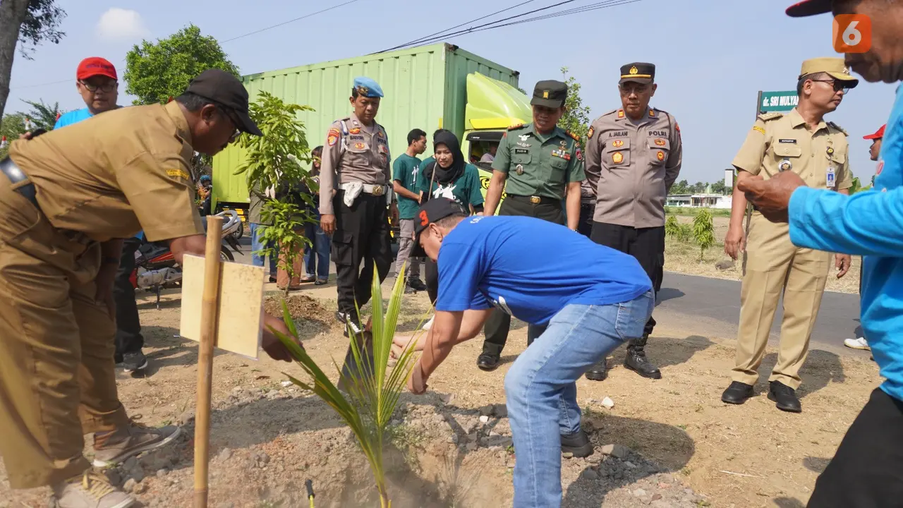 Keren, Lestarikan Lingkungan Puluhan Bibit Pohon Ditanam di Bantaran Sungai
