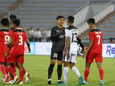Penjaga gawang Timnas Indonesia U-23, Ernando Ari, jadi perhatian publik setelah berhasil menggagalkan penalti pemain Timnas Timor Leste U-23. (Bola.com/Ikhwan Yanuar)