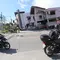 Orang-orang yang mengendarai sepeda motor melewati bangunan yang runtuh setelah gempa bumi di General Santos, Filipina, Senin 8 Juni 2026. (AP Photo)