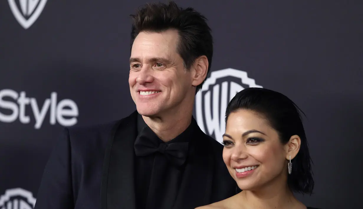 Komedian Jim Carrey dan Ginger Gonzaga berpose saat menghadiri Golden Globe Awards ke-76 di Beverly Hills, California (6/1). Ginger Gonzaga tampil cantik mengenakan gaun berwarna hitam.  (AP Photo/Matt Sayles)