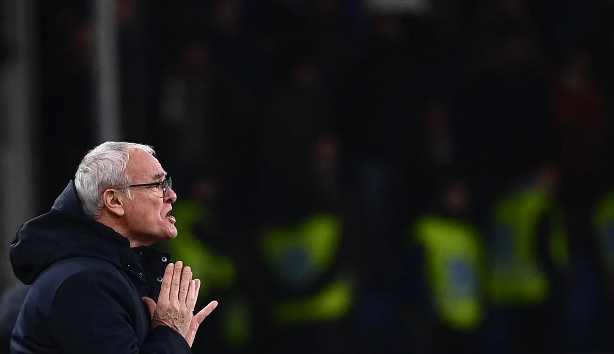 Pelatih Sampdoria, Claudio Ranieri menginstruksikan pemainnya saat bertanding melawan Juventus pada pertandingan lanjutan Liga Serie A Italia di stadion Luigi-Ferraris di Genoa (18/12/2019). Juventus menang tipis 2-1 atas Sampdoria. (AFP/Marco Bertorello)