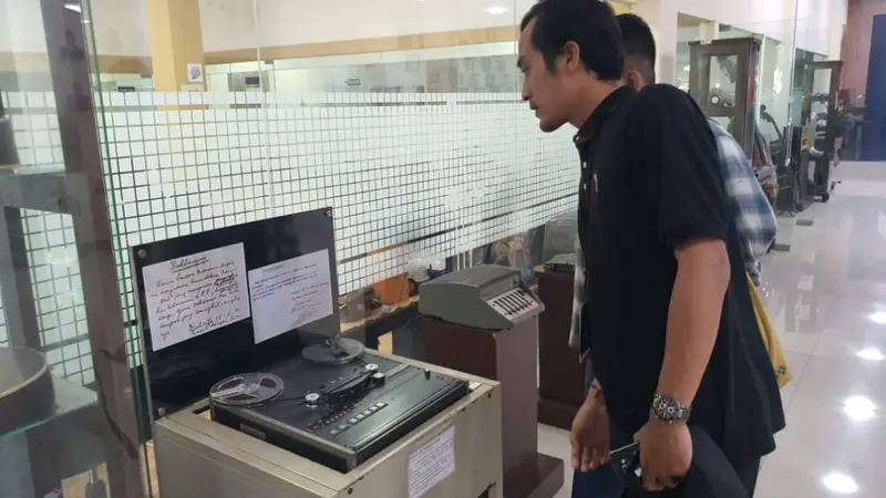 Koleksi piringan hitam milik RRI Surabaya tertata apik. (Dian Kurniawan/Liputan6.com)