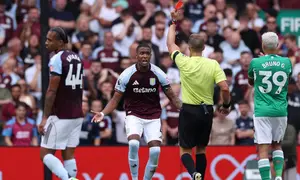 Wasit Inggris, Craig Pawson, memberikan kartu merah kepada bek Aston Villa asal Inggris #04, Ezri Konsa, dalam pertandingan English Premier League antara Aston Villa dan Newcastle United di Villa Park, Birmingham, Inggris tengah, pada 16 Agustus 2025. (Adrian Dennis/AFP)