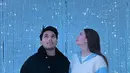 Liburan ke Jepang, Aaliyah mengenakan kemeja warna biru bergaris dengan bagian depan warna putih diaduk inner putih. Dan Thariq mengenakan jaket hitamnya.   [@aaliyah.massaid]