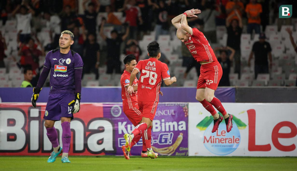 <p>Pemain Persija Jakarta, Michael Krmencik (kanan) merayakan gol pertama timnya ke gawang PSS Sleman pada laga&nbsp;terakhir BRI Liga 1 2022/2023 di Stadion Utama Gelora Bung Karno (SUGBK), Senayan, Jakarta, Sabtu (15/04/2023). (Bola.com/Bagaskara Lazuardi)</p>