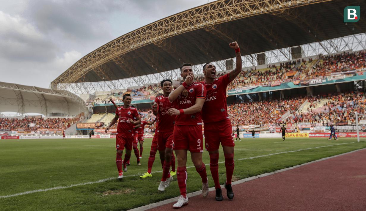 Para pemain Persija Jakarta merayakan gol yang dicetak Marko Simic ke gawang Sriwijaya FC pada laga Liga 1 di Stadion Wibawa Mukti, Jawa Barat, Sabtu (24/11). Persija menang 3-2 atas Sriwijaya. (Bola.com/Yoppy Renato)