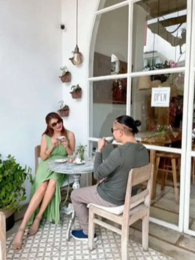 Dikabarkan Dekat, Ini 6 Potret Tamara Bleszynski dan Chef Chandra