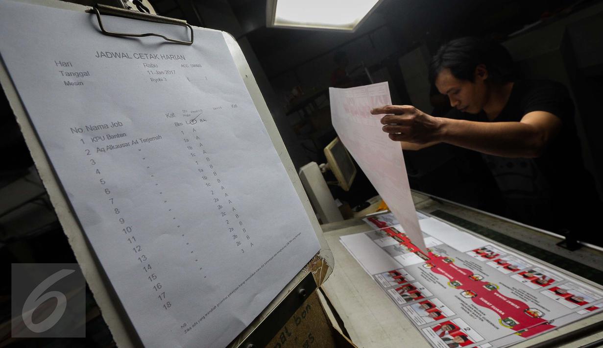 Pekerja mengecek surat suara yang telah dicetak untuk Pilkada di Provinsi Banten di Kawasan Industri Pulo Gadung, Jakarta, Rabu (11/1). Sebanyak 7.900.000 lembar surat suara dicetak oleh PT Dian Rakyat. (Liputan6.com/Faizal Fanani)