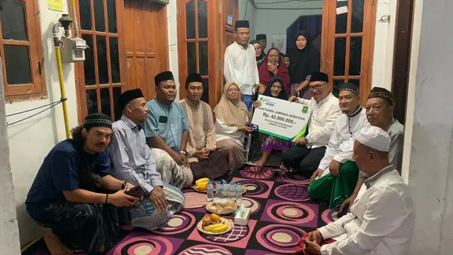 Helldy Serahkan Santunan Rp. 42 Juta Kepada Keluarga Ketua RT yang Meninggal Dunia 