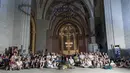 Suasana santai saat nonton bareng laga final piala Eropa 2016 antara Portugal melawan Prancis di Gereja St Francis, Lausanne, Swiss, (10/7/2016).  (EPA/Cyril Zingaro)