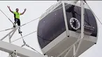 Angin yang kencang dan cuaca yang kurang bersahabat, tidak membuat Nik Wallenda gentar untuk berjalan di atas bianglala dengan ketinggian 400 kaki.