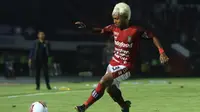 Gelandang Bali United, Fahmi Al Ayyubi, mengaku gaya rambut nyentrik membuatnya lebih percaya diri di lapangan. (dok. Bali United)