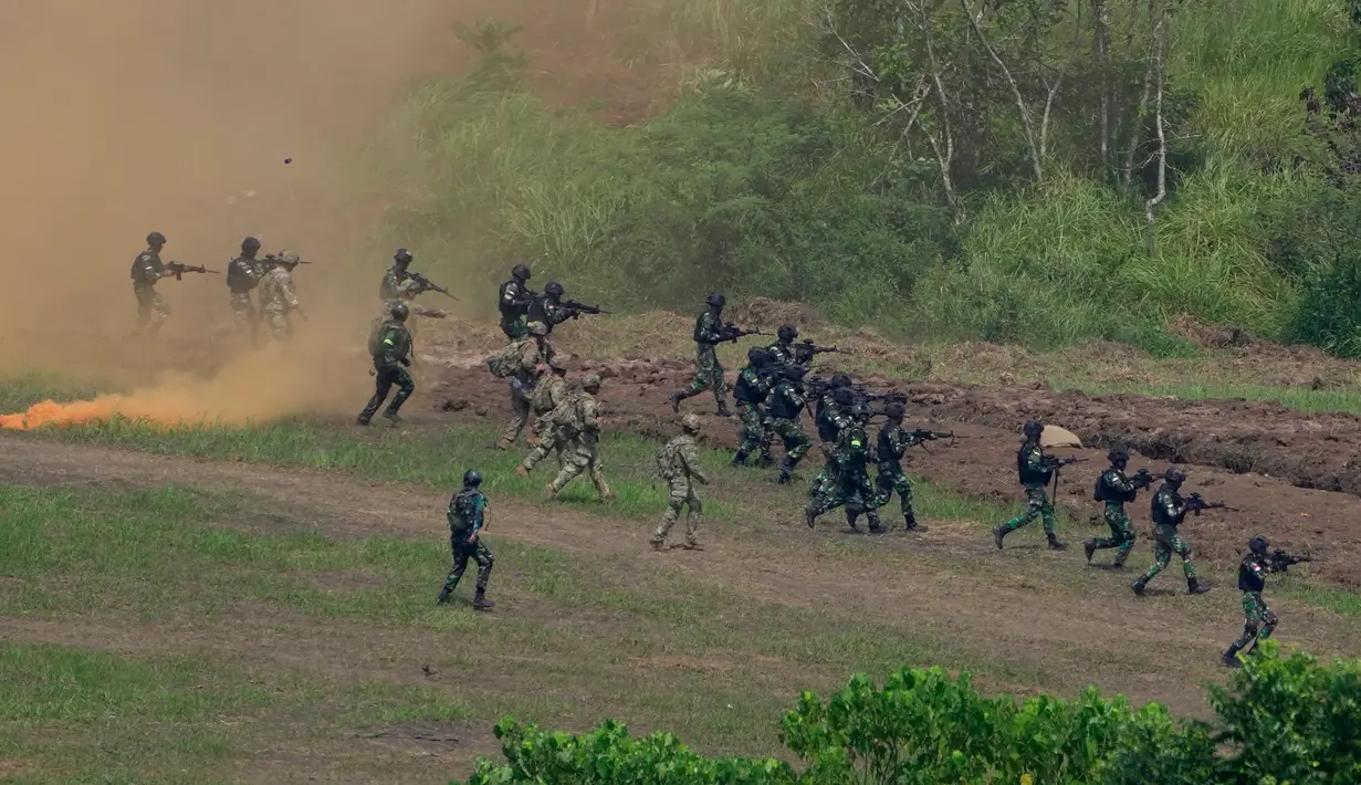 Tentara Amerika Serikat dan Indonesia bergerak untuk mengambil posisi saat latihan militer gabungan Super Garuda Shield 2022 di Baturaja, Sumatera Selatan, Indonesia, Jumat (12/8/2022). Latihan militer gabungan ini menandakan ikatan yang lebih kuat di tengah meningkatnya aktivitas maritim oleh China di kawasan Indo-Pasifik. (AP Photo/Dita Alangkara)