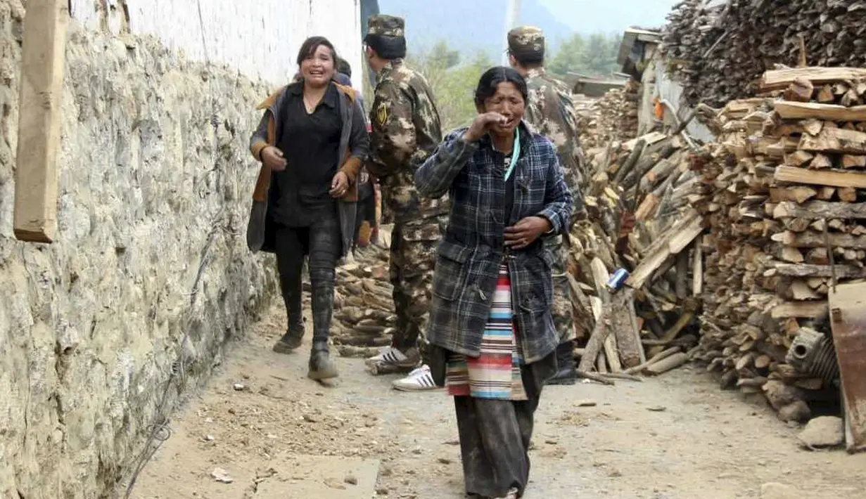 Seorang wanita menagis melihat kondisi rumah mereka yang hancur akibat gempa, Nepal, Sabtu (25/4/2015). Dikabarkan sekitar 500 orang lebih tewas dalam peristiwa tersebut (Reuters/Navesh Chitrakar)