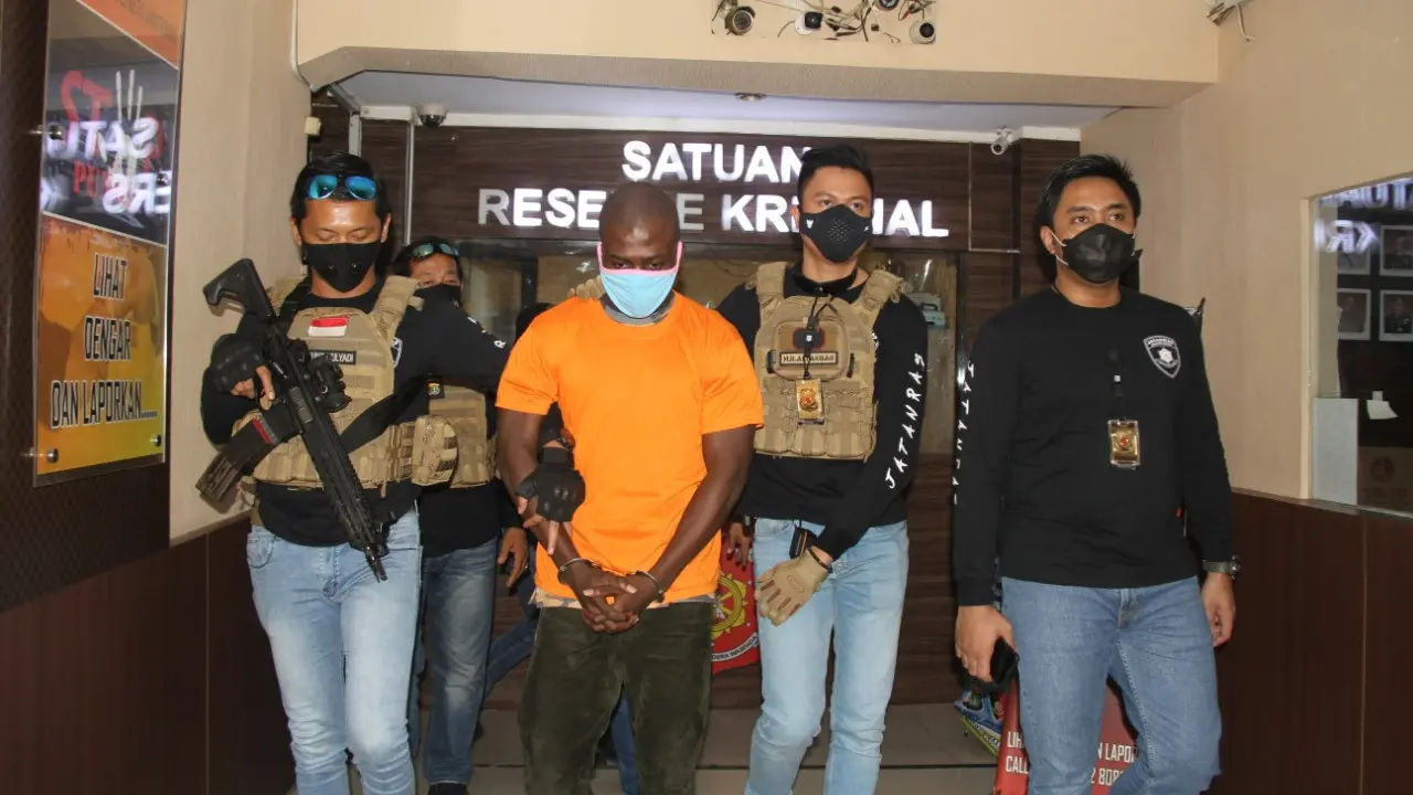 Teka-teki pembunuh Warga Negara Ghana Festus atau akrab disapa Michael (24) terpecahkan. Pelaku adalah temannya sendiri berinisial JO alias SK (22) warga negara Gambia.