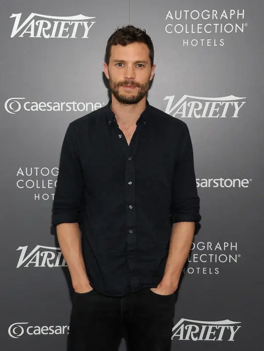 Jamie Dornan pemeran Mr Grey di film yang berjudul 'Fifty Shades Of Grey' memang tak ada hentinya membuat wanita susah kedip dengan pesona tampannya. Jamie dan Amelia Warner menikah dan dikaruniai anak bernama Dulcie Dornan. (AFP/Bintang.com)