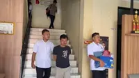 Satreskrim Polres Tasikmalaya, Jawa Barat, meringkus AR (30) oknum perangkat Desa Pageralam Kecamatan Taraju Kabupaten Tasikmalaya, setelah melakukan tindak pidana korupsi Dana Desa (DD). (Liputan6.com)