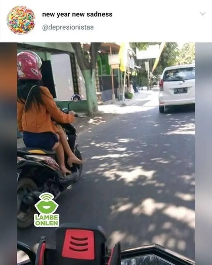 10 Tingkah Lucu Cewek saat Naik Motor, Posisi Kakinya Bikin Salah Fokus
