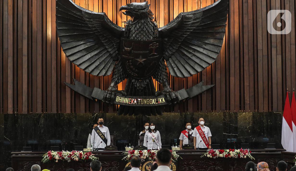Sejumlah petugas memperagakan Ketua MPR, DPR dan DPD dalam gladi bersih persiapan Sidang Tahunan MPR RI, Sidang Bersama DPR RI dan DPD RI dan Sidang Paripurna DPR RI di Kompleks Parlemen, Jakarta, Senin (15/8/2022). Presiden Joko Widodo akan kembali menyampaikan pidato kenegaraan dan keterangan pemerintah terkait RUU APBN 2023 dan Nota Keuangan dalam Rapat Tahunan MPR dan Rapat Bersama DPR & DPD RI pada Selasa, 16 Agustus 2022. (Liputan6.com/Johan Tallo)