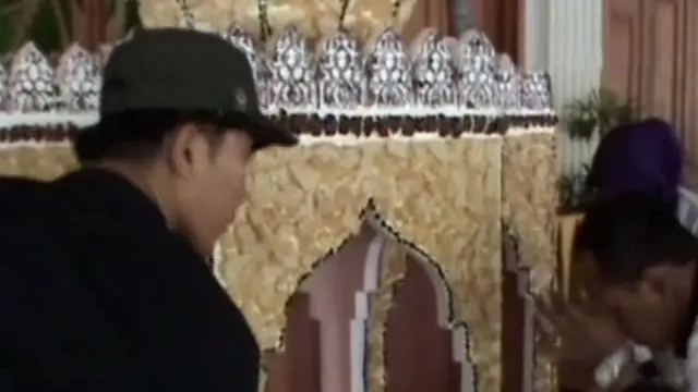 Miniatur Masjid dari Kerak Nasi
