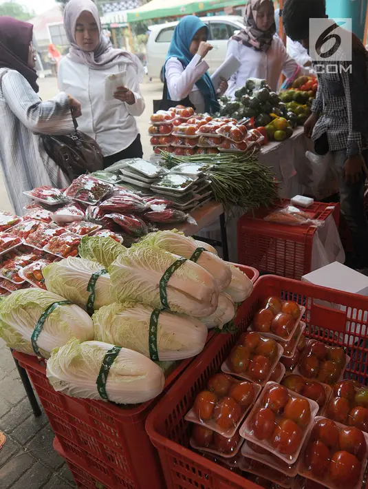 Warga melakukukan aktifitas jual beli saat kegiatan Bazar Ramadan di pelataran kantor DKPPP, BSD, Mekar Jaya, Serpong pada Rabu (15/5/2019). Bazar ini menjual beragam sembako yang dijual lebih murah hingga 50% dari harga pasar. (merdeka.com/Arie Basuki)