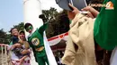  Seorang bocah terlihat gembira saat berfoto bersama Rohman (Super hero PPP) di Tugu Proklamasi Jakarta pada Sabtu (5/04/14) (Liputan6.com/Helmi Fithriansyah)