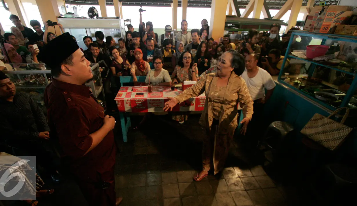 Salah atu adegan dari teater berjudul 'Bank Pasar Rakyat' di Pasar Beringharjo, Yogyakarta, Rabu (21/9). (Liputan6.com/Boy Harjanto)