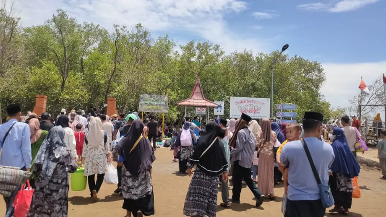Suasana pengunjung memadati wisata bahari kejawanan Cirebon