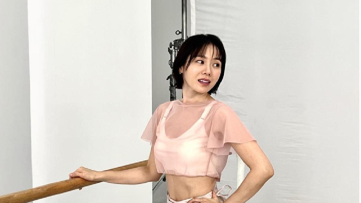 Potret Son Ye Jin Pamer Perut Rata dan Pinggang Ramping Saat Bergaya ala Balerina